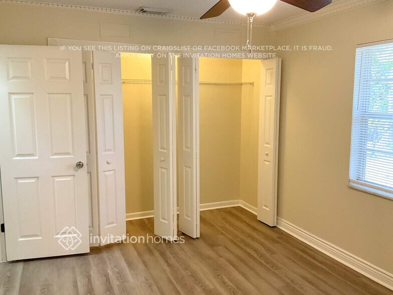 Building Photo - 978 Oak Dr