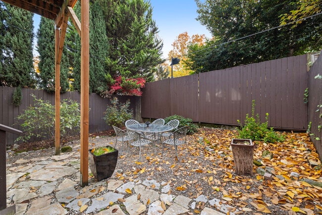 Building Photo - 2338 NW Hoyt St