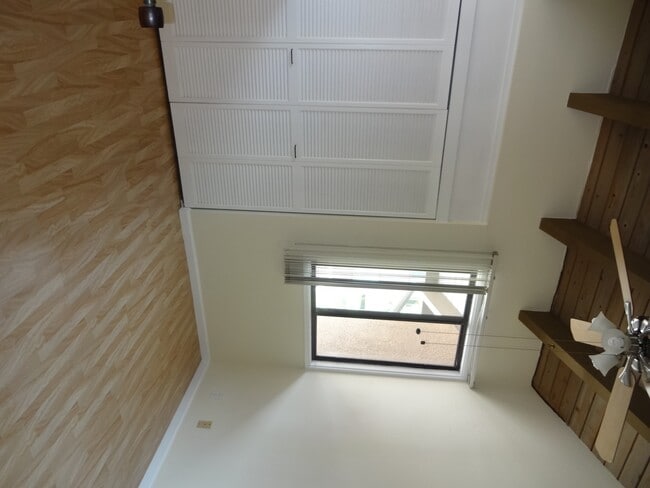 Building Photo - Quiet Mountain View Unit $2,900 2bd, 2ba, 2park; 3rd floor walk up