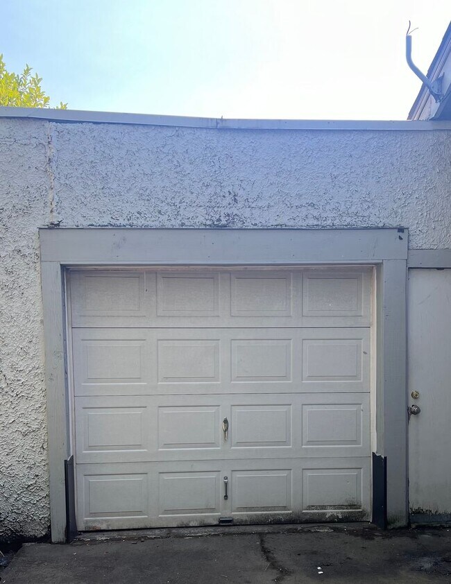 Building Photo - Vintage 3BD Home w/ Single Car Garage!