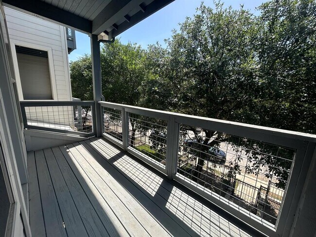 Building Photo - 2520 Bluebonnet Ln