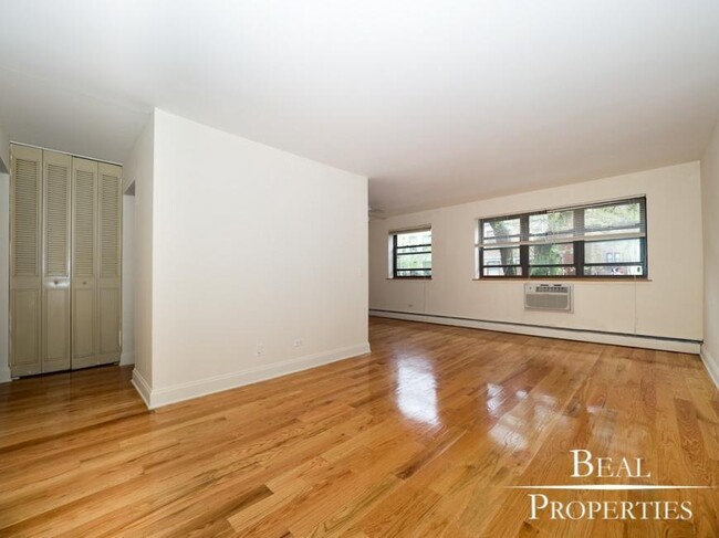 Building Photo - 1 bedroom in CHICAGO IL 60657