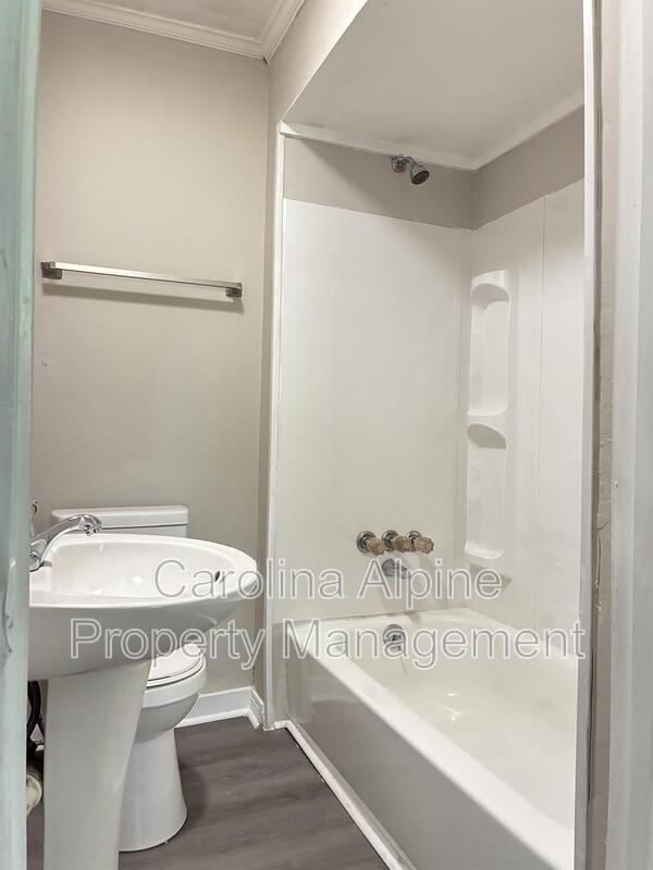 Building Photo - 1320 Kenly St
