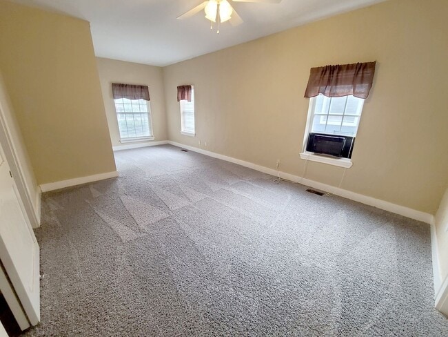 Building Photo - Large Military Park Home