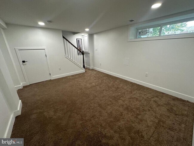 Building Photo - 744 E Cold Spring Ln