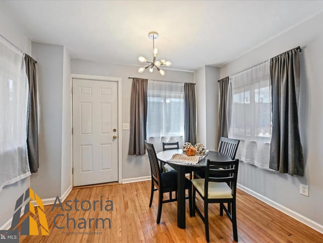 Building Photo - Beautifully Renovated 2-Bed, 1-Bath with P...
