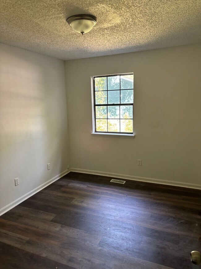 Building Photo - 3 bed 2 bath spacious townhome in ideal area