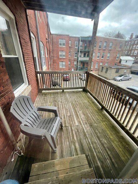 Building Photo - 1689 Beacon St