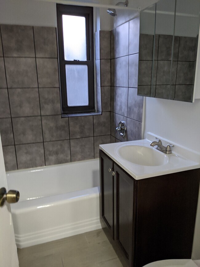 Building Photo - 1360 W Touhy Ave