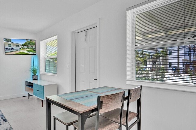 Building Photo - 208 SE 4th St