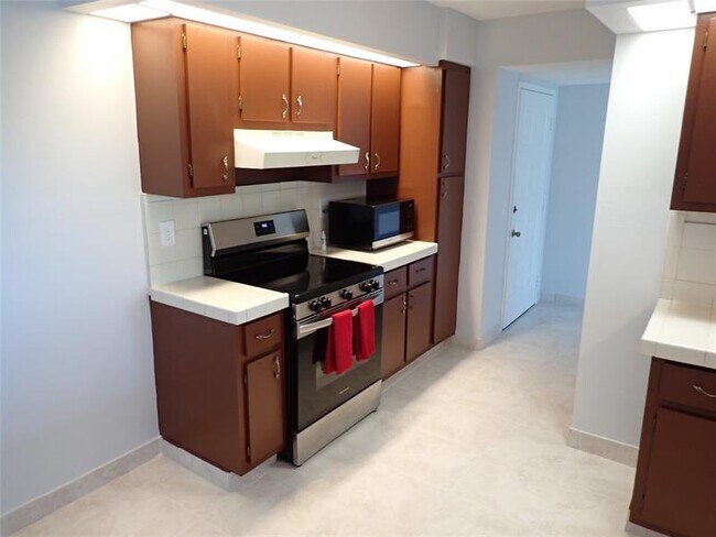 Building Photo - 106 Lake Emerald Dr