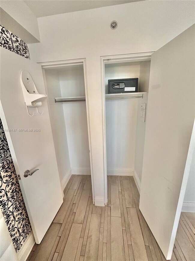 Building Photo - 1100 West Ave