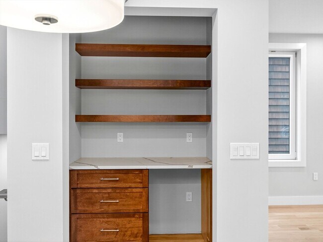 Building Photo - 551 E 7th St