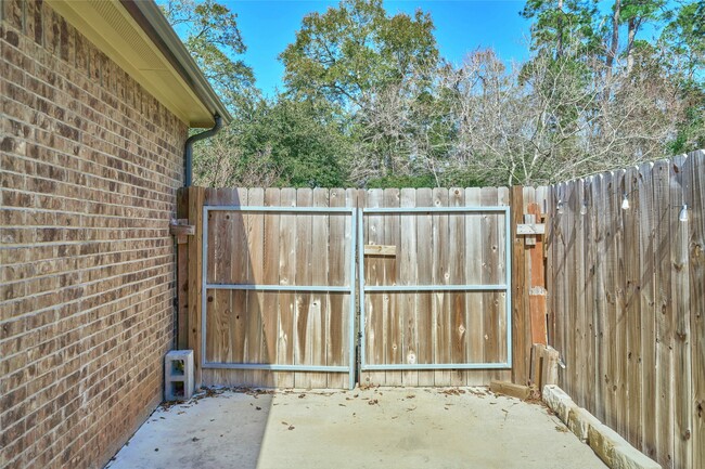 Building Photo - 12635 Lakeshore Dr