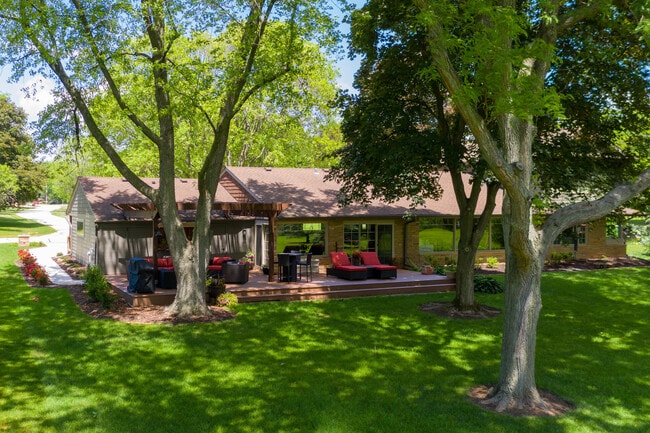 Building Photo - 701 Riverview Dr