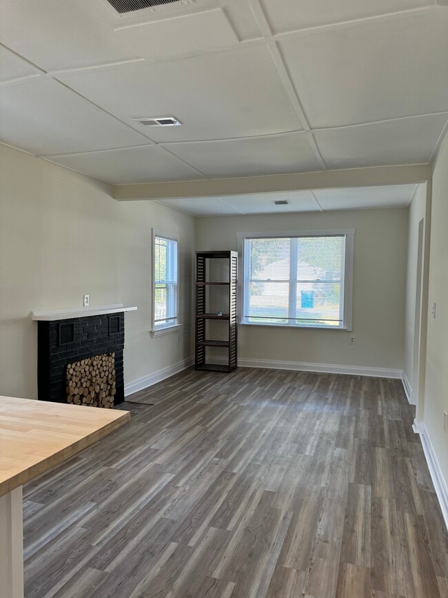 Building Photo - 220 Morton Rd