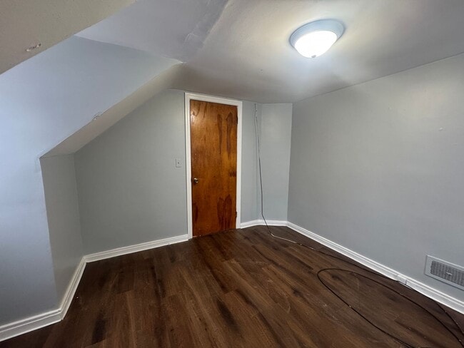 Building Photo - 701 Elm St