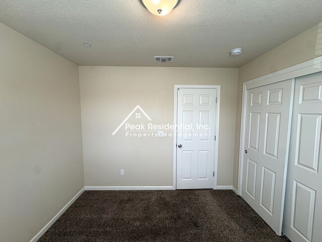 Building Photo - Spacious 4bd/2ba House - Gated Community