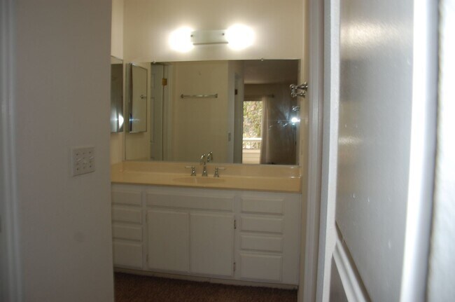 Building Photo - Two Bedroom Goleta Condo