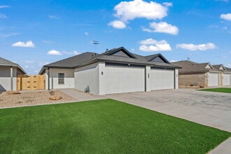 Building Photo - Like-new duplex in Frenship East!