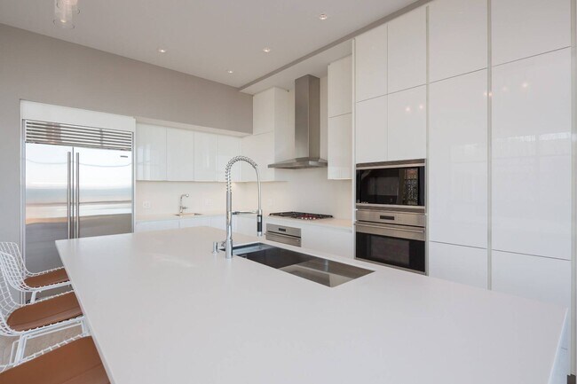 Building Photo - 247 Kings Point Rd