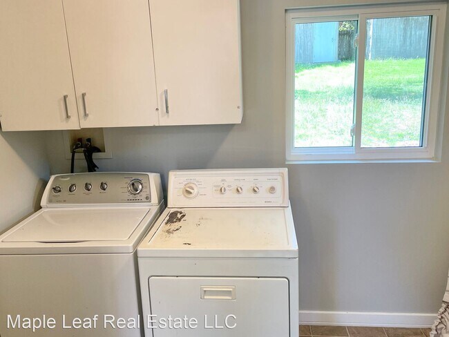 Building Photo - 3 br, 1.5 bath House - 11721 Roosevelt Way NE