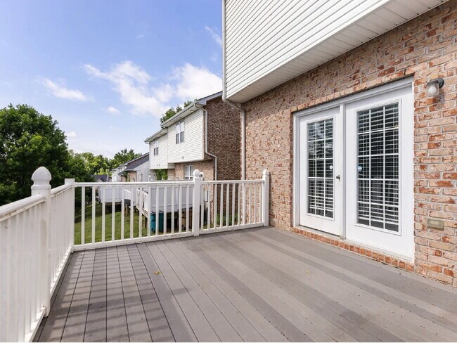 Building Photo - Renovated End-Unit Townhome with Spacious Primary Suite