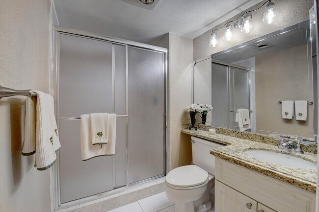 Building Photo - 5673 Fairway Park Dr
