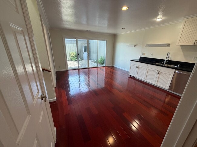 Building Photo - 3423 Catalina Ave