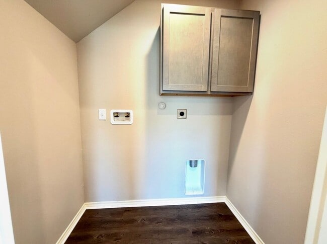 Building Photo - Corner Unit Townhome with 3 Bedrooms, Garage & Private Yard