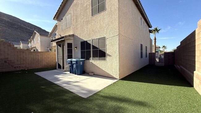 Building Photo - 10631 Streamside Ave