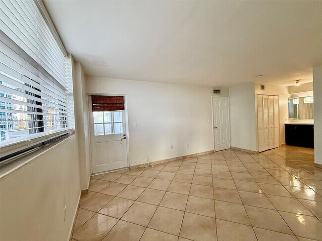 Building Photo - 555 NE 30th St