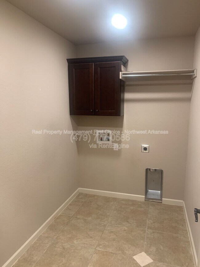 Building Photo - 1630 Abbey Ln