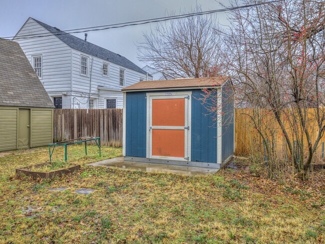 Building Photo - Charming 2bed/1.5 bath minutes from Plaza in Aurora Neighborhood - Appliances, Garage + Storm She...