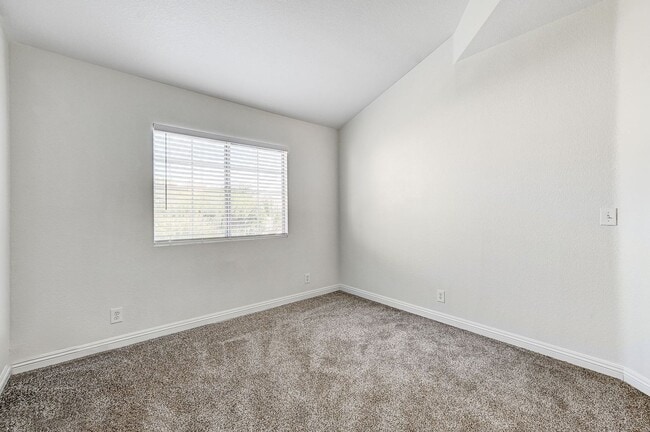 Building Photo - Spacious Henderson Four Bedroom!