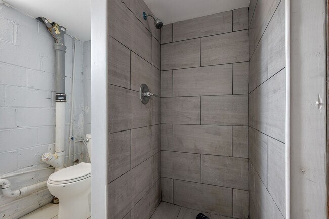 Building Photo - PENDING - Newly Renovated 3 Bedroom 2 Bathroom in