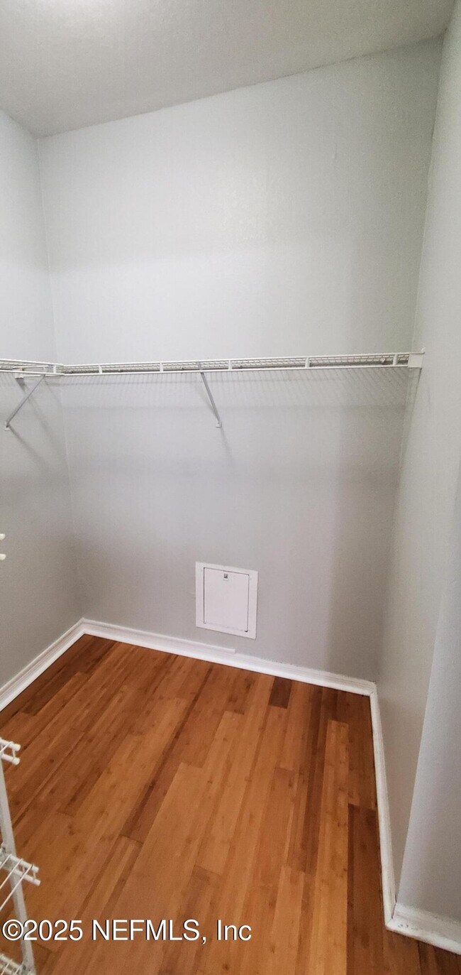 Building Photo - 7800 Point Meadows Dr