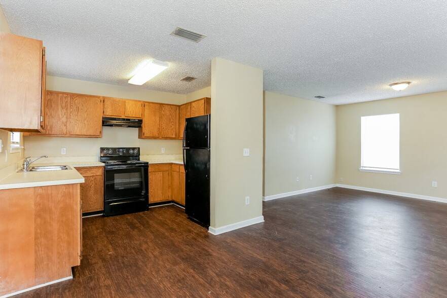 Building Photo - 1554 Brook Forest Dr