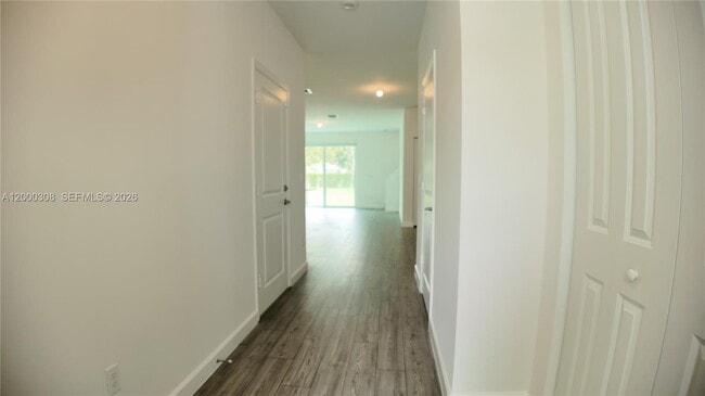 Building Photo - 4612 Hollister Ave