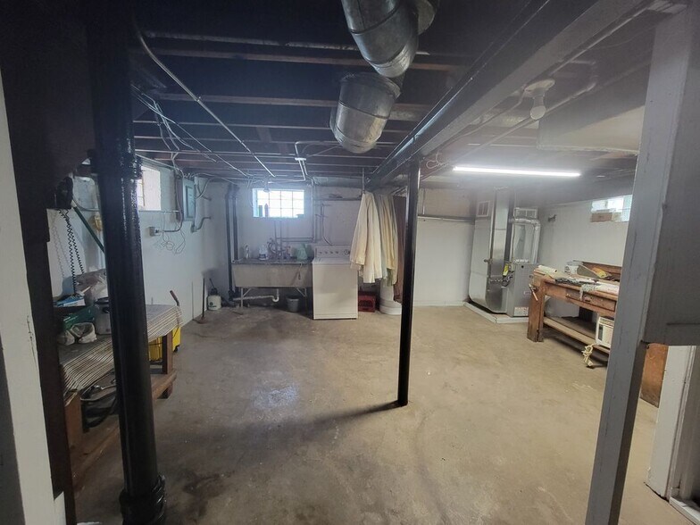 Building Photo - 10529 S Eberhart Ave