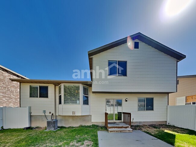 Building Photo - 8558 Laurel Oak Dr