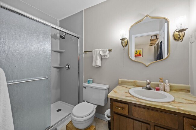 Building Photo - Adorable End-Unit Townhome in Desirable No...