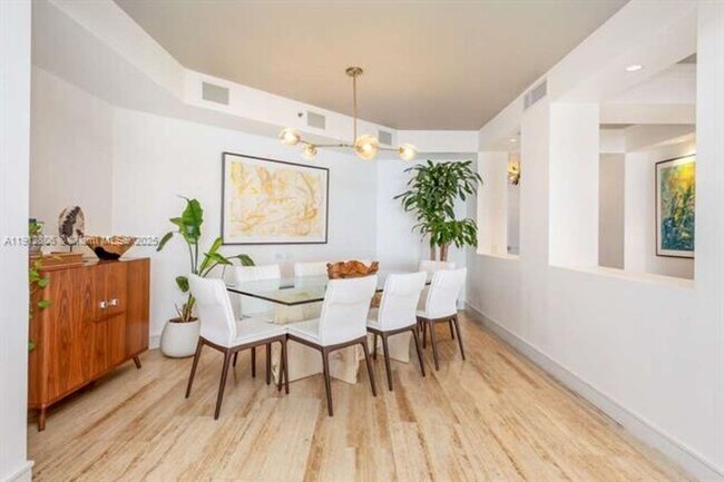 Building Photo - 808 Brickell Key Dr