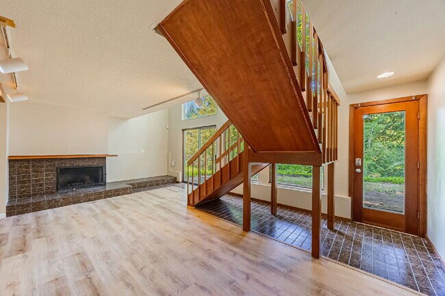 Building Photo - Five-bedroom in Kent, Scenic Hill Neighbor...