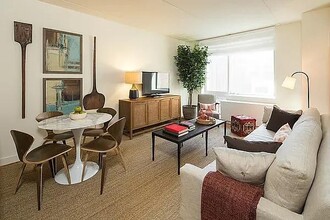 Building Photo - 511 W 44th St