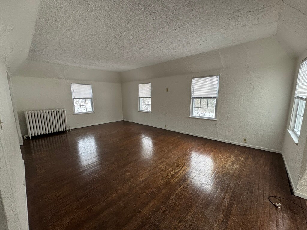 Building Photo - 2863 N Lake Dr