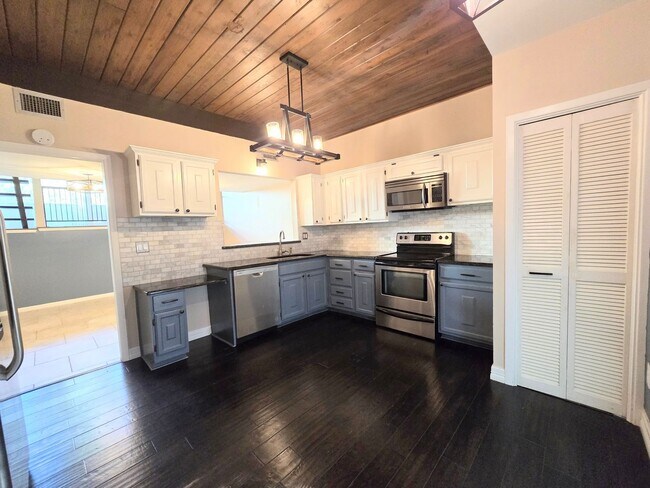 Building Photo - 3103 Eisenhauer Rd