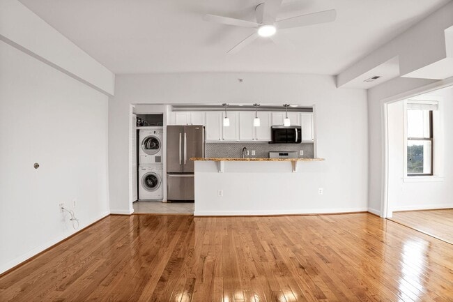Building Photo - Available Now! Recently Updated, Spacious ...
