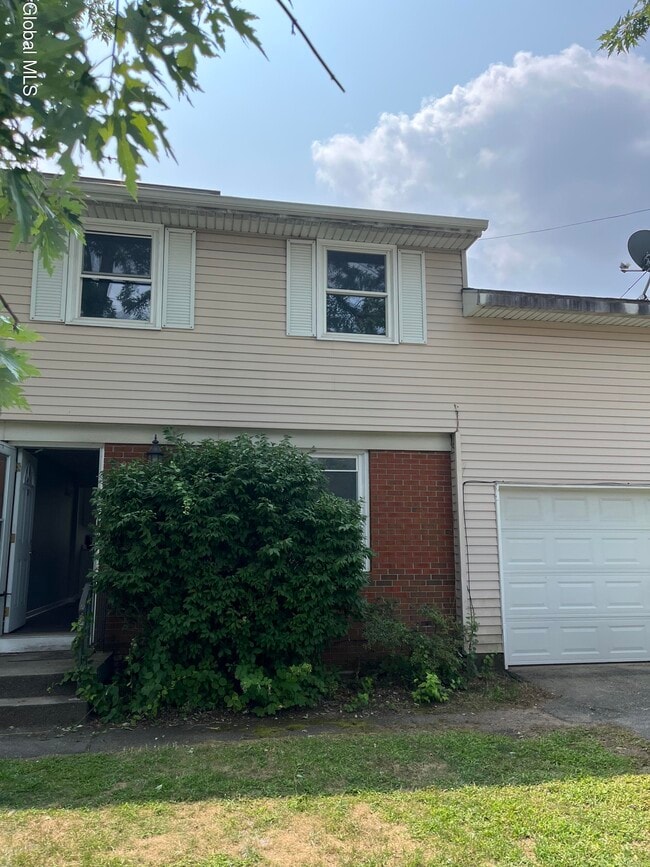Primary Photo - 5 Bayberry Dr