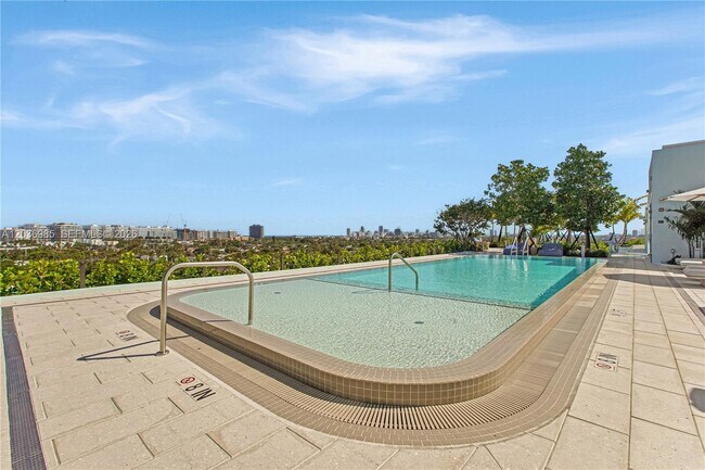 Building Photo - 9221 E Bay Harbor Dr